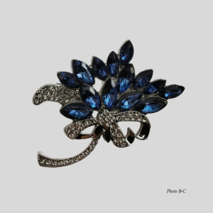 Broche élégante vintage à strass multicolores avec pierres bleues et cristaux étincelants
