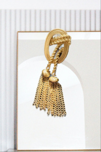 Broche Baroque à fleur de gland élégante