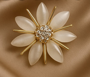 Pin's Tendance fleur et strass