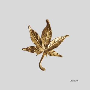 Broche forme de feuille d'érable dorée